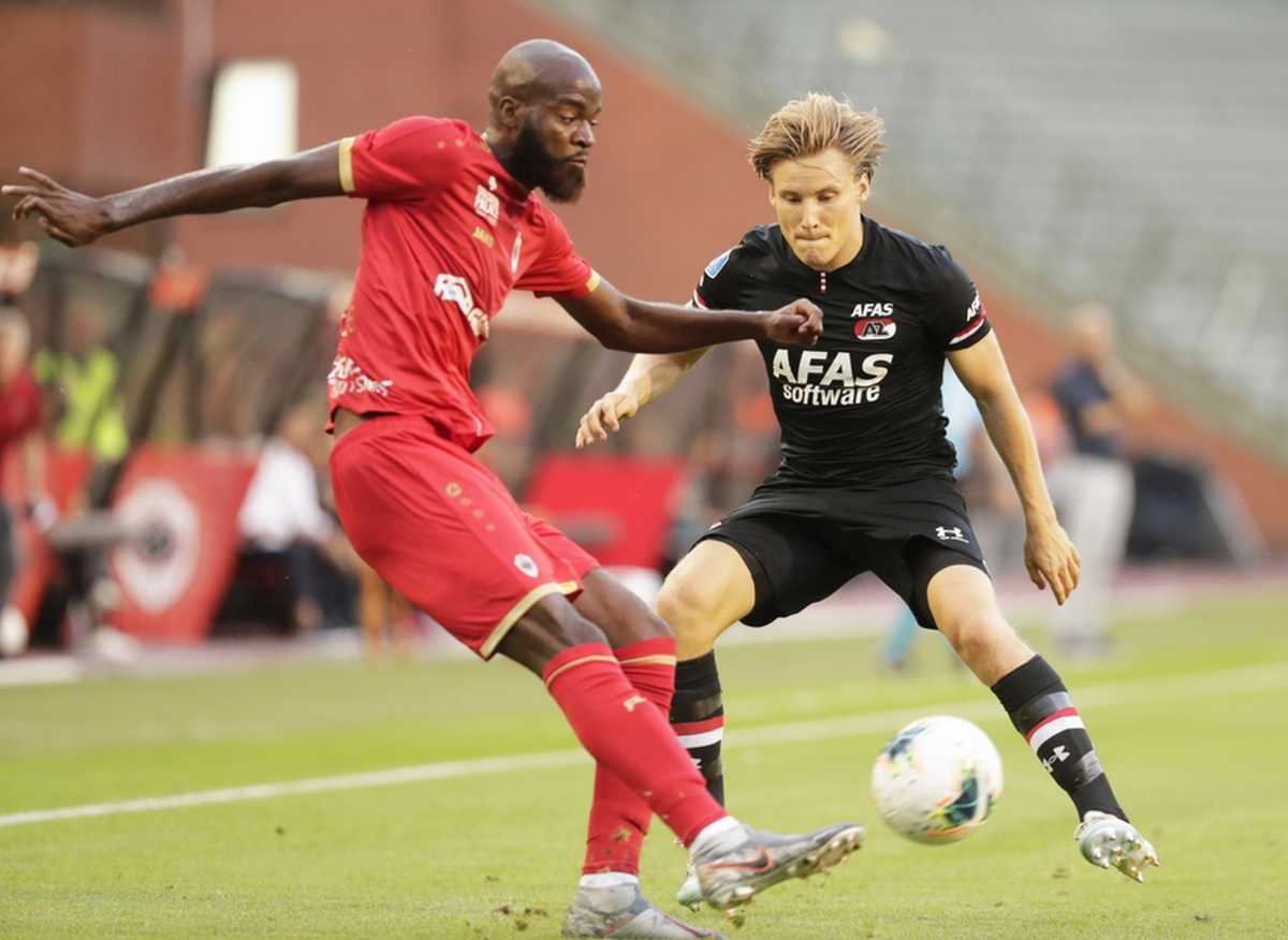 epa07801972 Antwerp's Didier Lamkel Ze (L) in action against Alkmaar's Jonas Svensson (R) during the UEFA Europa League playoff, second leg soccer match between Royal Antwerp FC and AZ Alkmaar at King Baudouin Stadium in Brussels, Belgium, 29 August 2019.  EPA