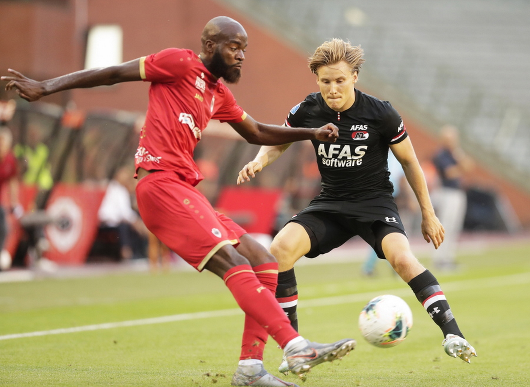 epa07801972 Antwerp's Didier Lamkel Ze (L) in action against Alkmaar's Jonas Svensson (R) during the UEFA Europa League playoff, second leg soccer match between Royal Antwerp FC and AZ Alkmaar at King Baudouin Stadium in Brussels, Belgium, 29 August 2019.  EPA