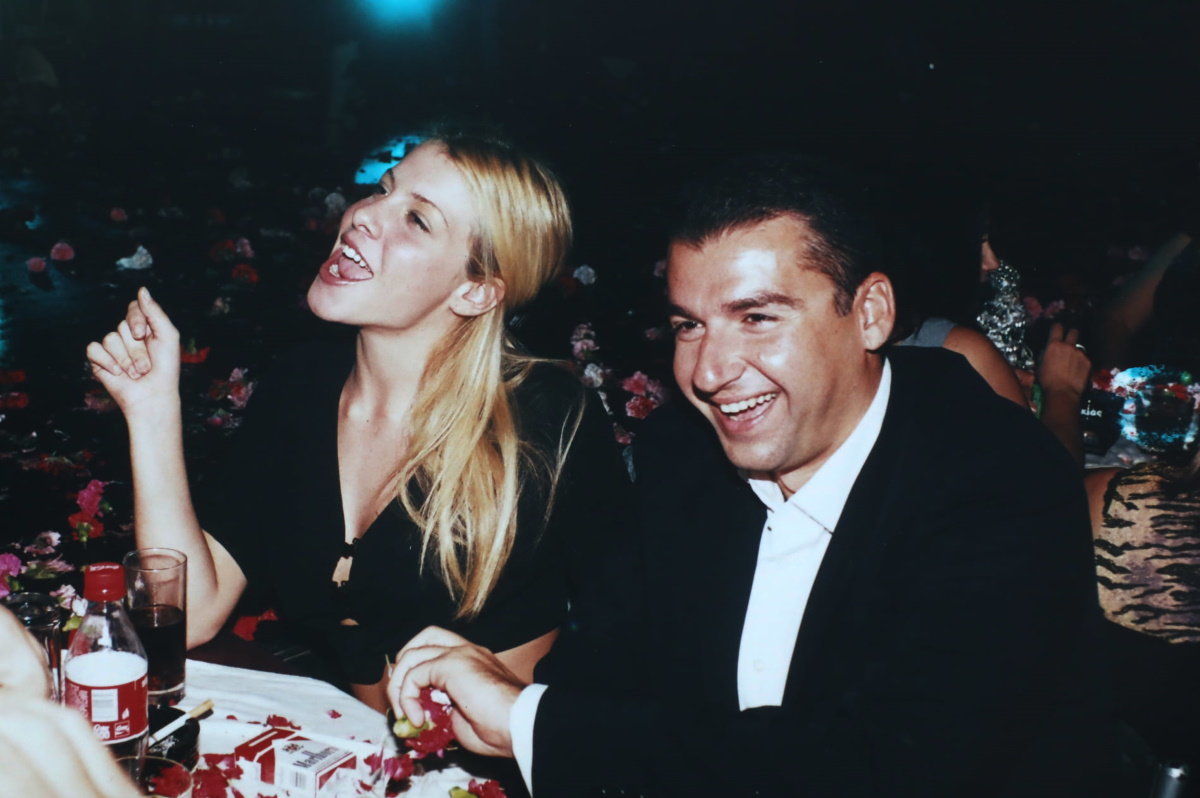 Γιώργος Λιάγκας: Φωτογραφίες του 20 χρόνια πριν από βραδινή έξοδο με την καλλονή Έλενα Γράβεζα