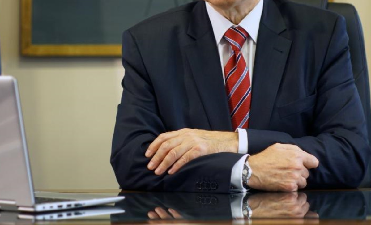 Υφυπουργός της κυβέρνησης συγκινεί για τη μητέρα του που κόλλησε κορονοϊό στο γηροκομείο – “Δεν της έδωσα τις αγκαλιές που ήθελα”