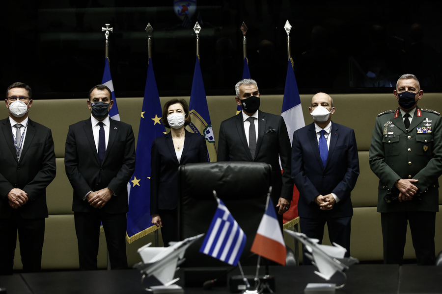 Ο υπουργός Άμυνας της Ελλάδας Νίκος Παναγιωτόπουλος (2ος Α) και η υπουργός Άμυνας της Γαλλίας, Φλωράνς Παρλύ (3η Α), φωτογραφίζονται πριν την υπογραφή της συμφωνίας για την προμήθεια μαχητικών αεροσκαφών τύπου “Rafale”, από μέλη των αντιπροσωπειών των δύο χωρών, στο υπουργείο, Αθήνα Δευτέρα 25 Ιανουαρίου 2021.  ΑΠΕ-ΜΠΕ
