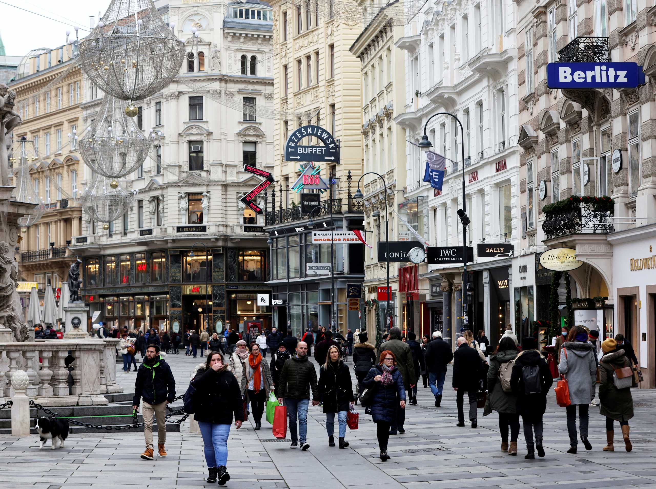 FILE PHOTO: FILE PHOTO: People walk down a shopping street amid the government reopening bigger shops as well as small businesses in a loosening of the second lockdown due to the coronavirus disease (COVID-19) outbreak, in Vienna, Austria December 7, 2020.   REUTERS