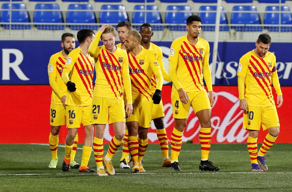 Soccer Football - La Liga Santander - SD Huesca v FC Barcelona - Estadio El Alcoraz, Huesca, Spain - January 3, 2021 Barcelona's Frenkie de Jong celebrates scoring their first goal with teammates REUTERS