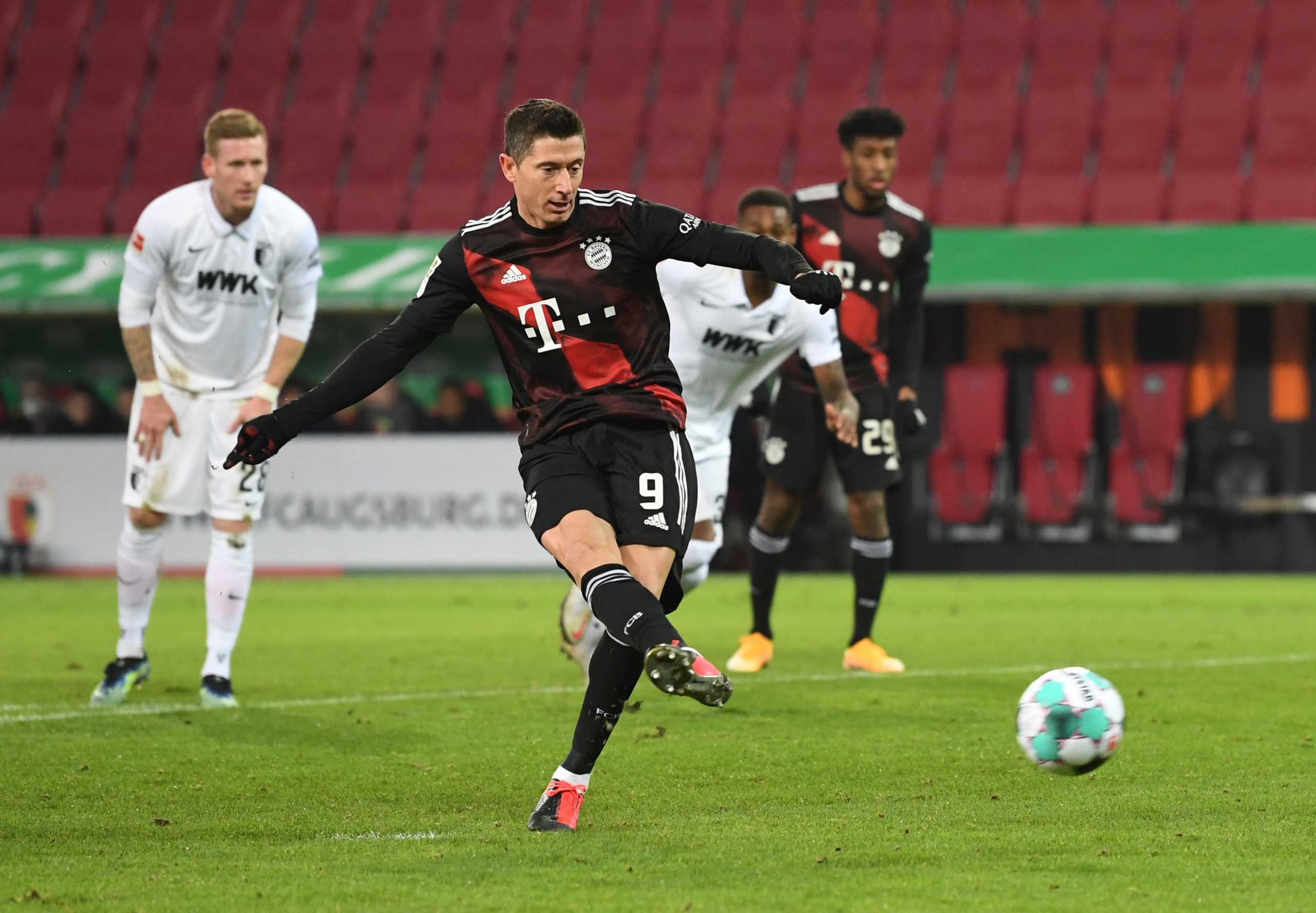 Soccer Football - Bundesliga - FC Augsburg v Bayern Munich - WWK Arena, Augsburg, Germany - January 20, 2021 Bayern Munich's Robert Lewandowski scores their first goal from the penalty spot Pool via REUTERS
