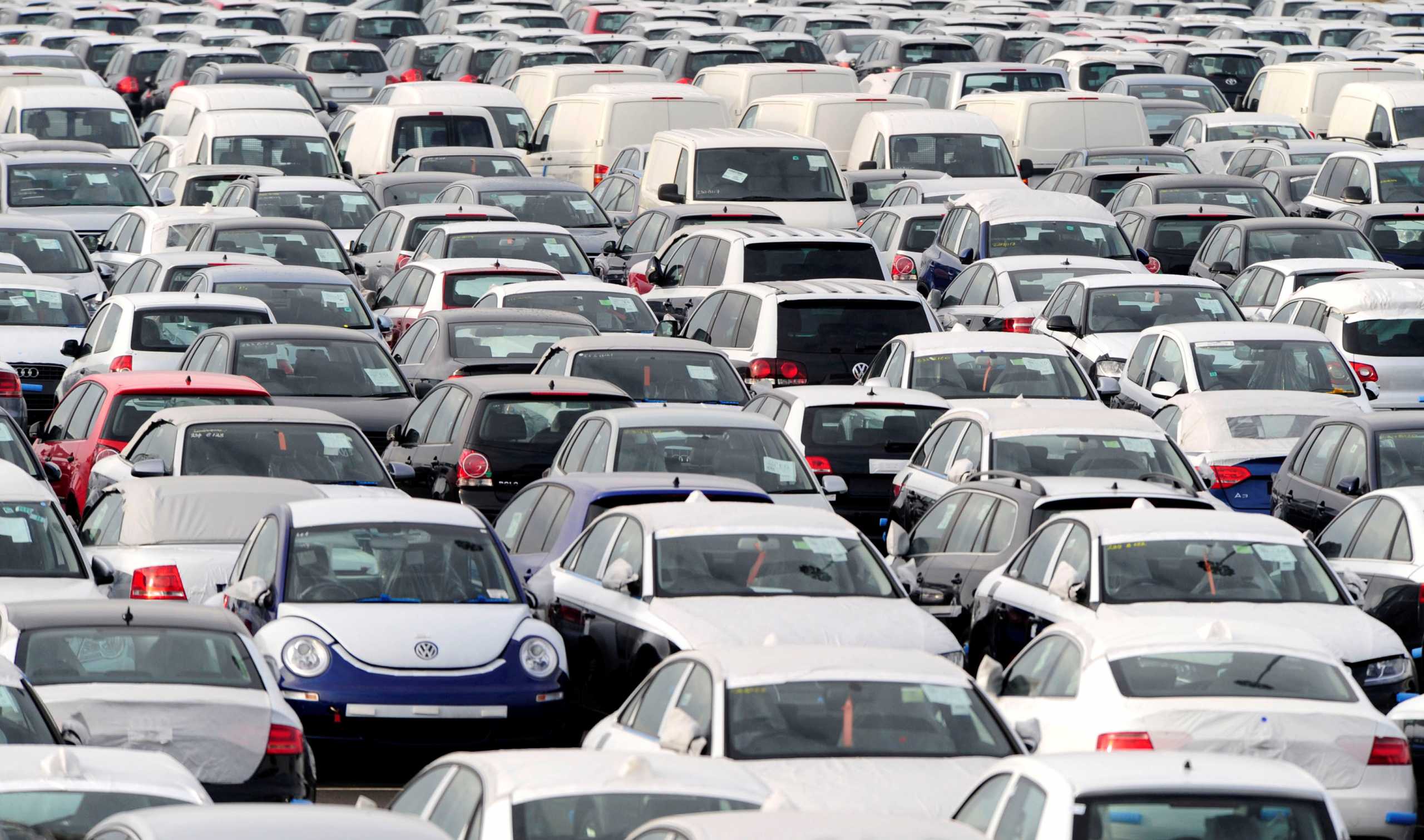 FILE PHOTO: New cars are parked at a dockyard in Grimsby, northern England, January 30, 2009. REUTERS