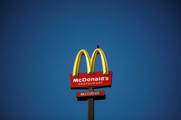 Τα McDonald’s στη Βρετανία σταματούν να δέχονται πελάτες μέσα στα εστιατόρια