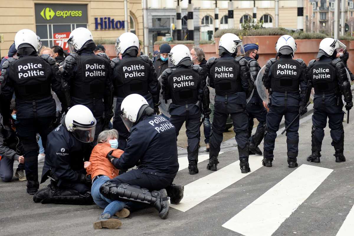 Βρυξέλλες: Εκατοντάδες προσαγωγές για την αποτροπή διαδηλώσεων κατά των μέτρων για τον κορονοϊό (pics)