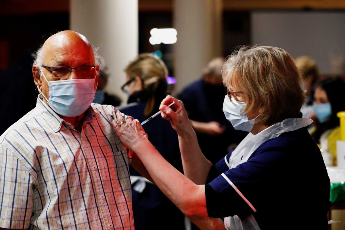 Η Βρετανία ξεκινά τα εμβόλια κατά του κορονοϊού στους άνω των 70 ετών