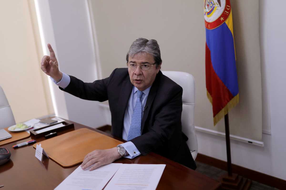 Κολομβία: Πέθανε από κορονοϊό ο υπουργός Άμυνας
