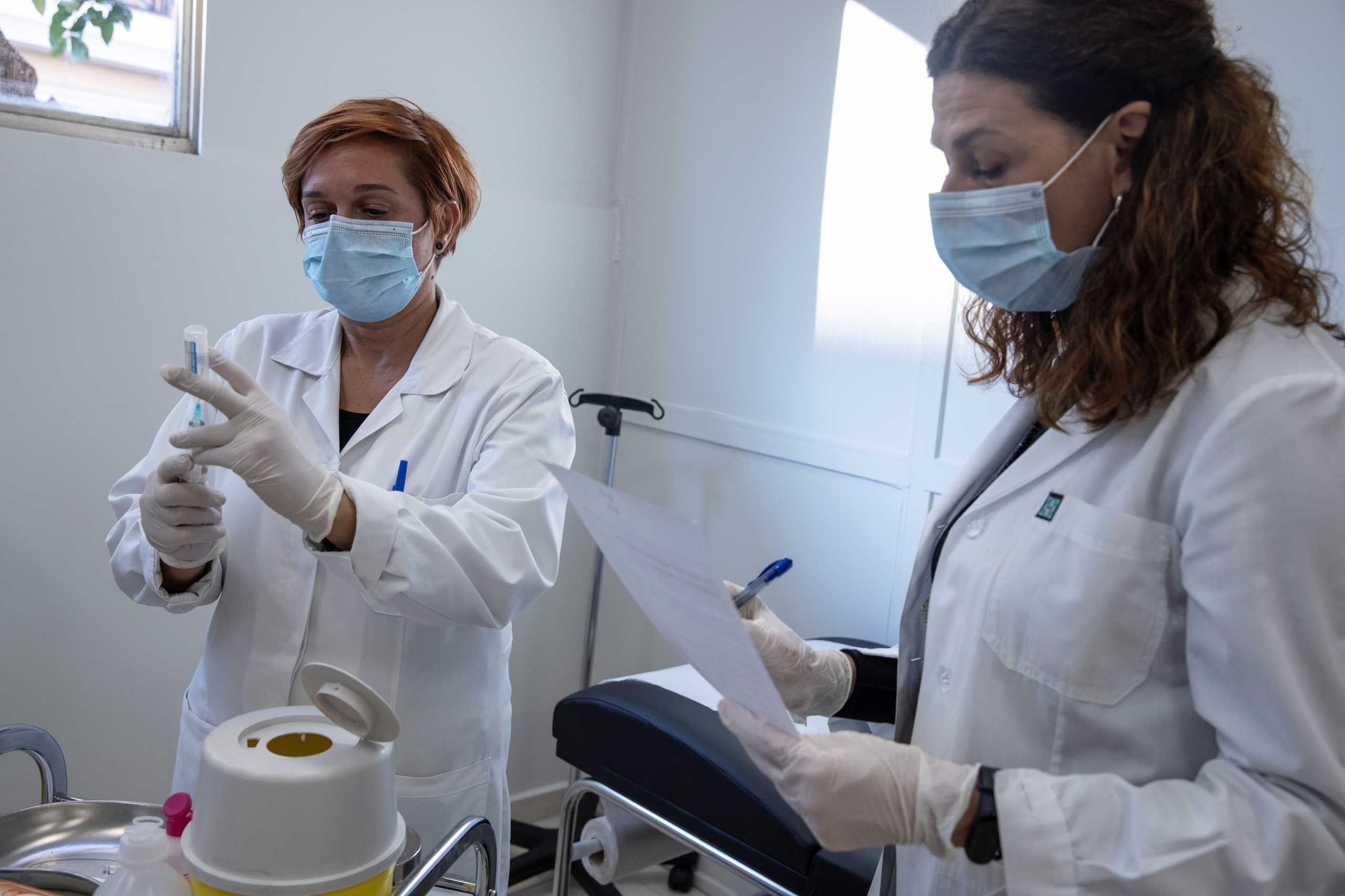 Healthcare workers carry out a demonstration of the vaccination process during a media tour at a vaccination centre, amid the coronavirus disease (COVID-19) pandemic, in Athens, Greece, December 23, 2020. REUTERS