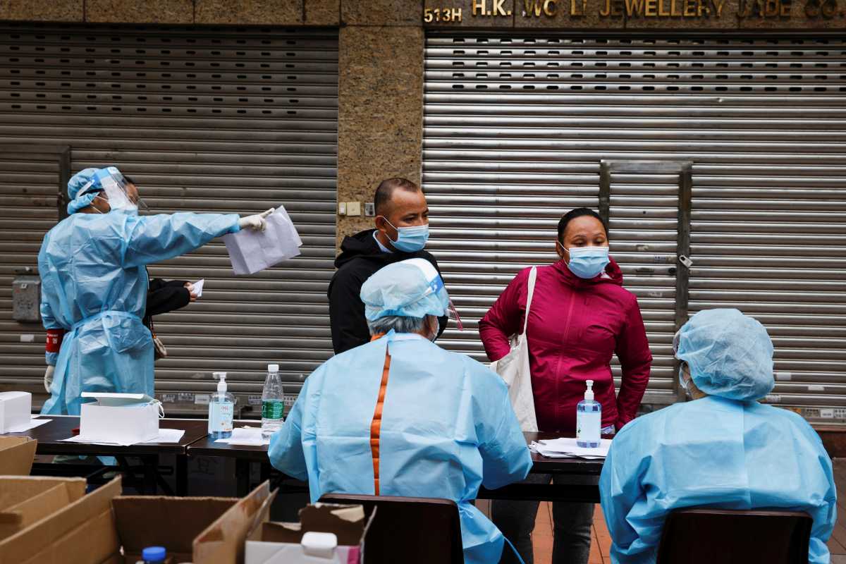 Χονγκ Κονγκ: Οι αριθμοί ρεκόρ των νέων κρουσμάτων κορονοϊού πιέζουν τα νοσοκομεία