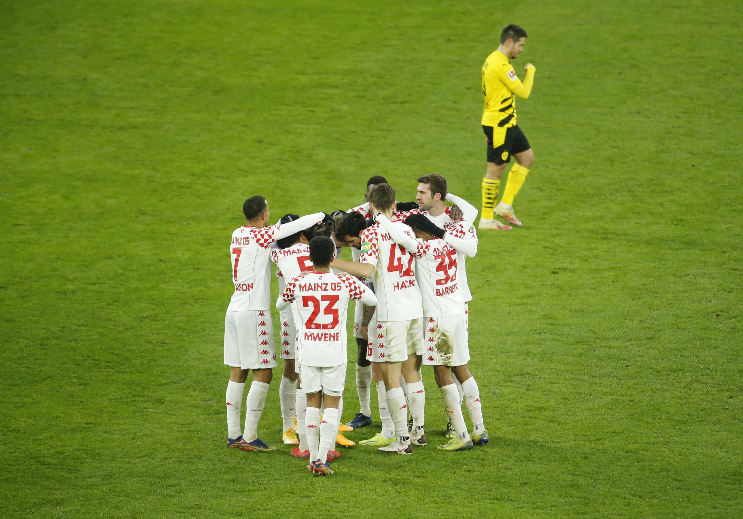 Soccer Football - Bundesliga - Borussia Dortmund v 1. FSV Mainz 05 - Signal Iduna Park, Dortmund, Germany - January 16, 2021 1.FSV Mainz 05's Levin Oztunali celebrates scoring their first goal with teammates Pool via REUTERS