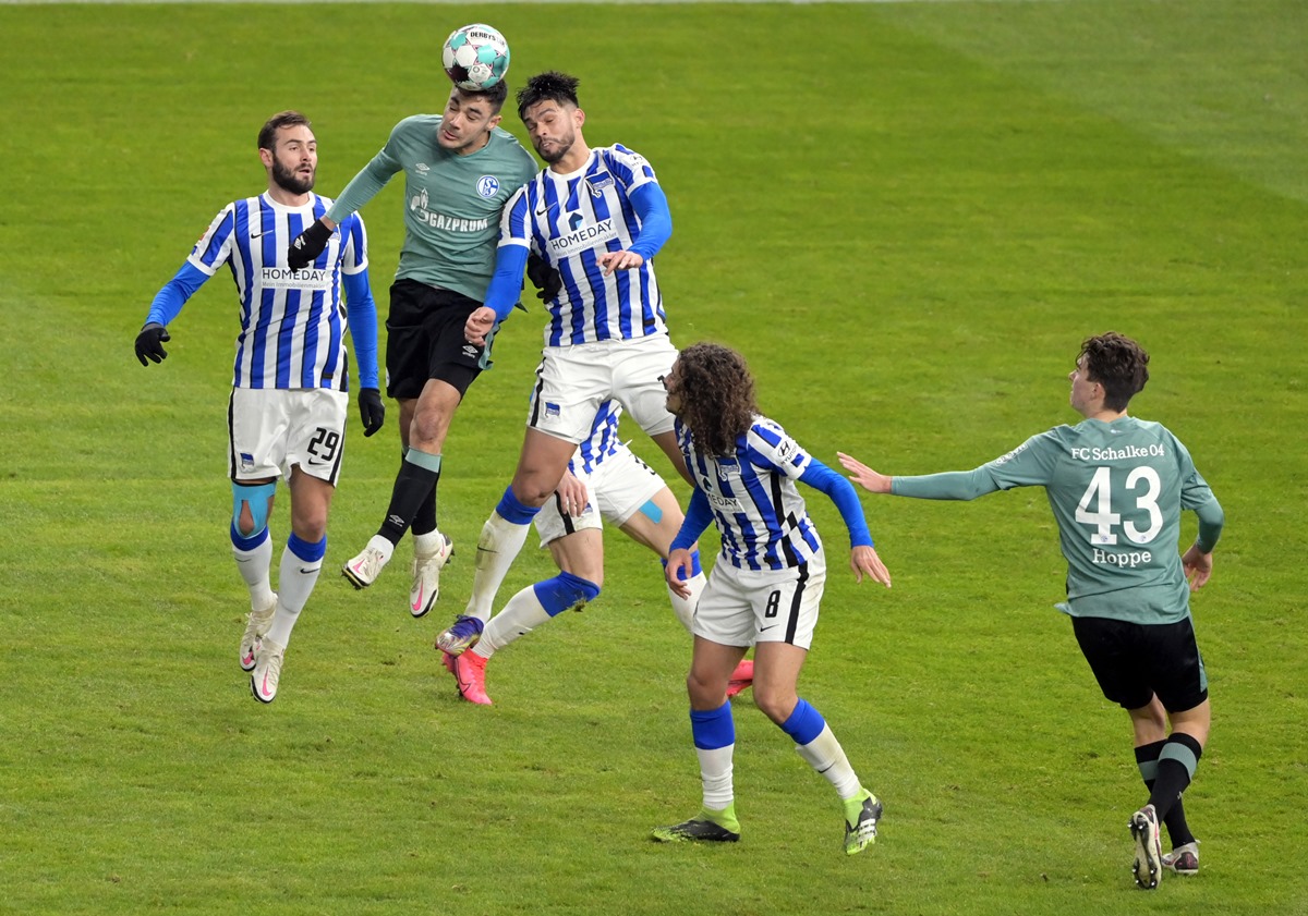 Soccer Football - Bundesliga - Hertha BSC v Schalke 04 - Olympiastadion, Berlin, Germany - January 2, 2021 Hertha BSC's Lucas Tousart and Omar Alderete in action with Schalke 04's Ozan Kabak while Matthew Hoppe and Matteo Guendouzi look on Pool via REUTERS
