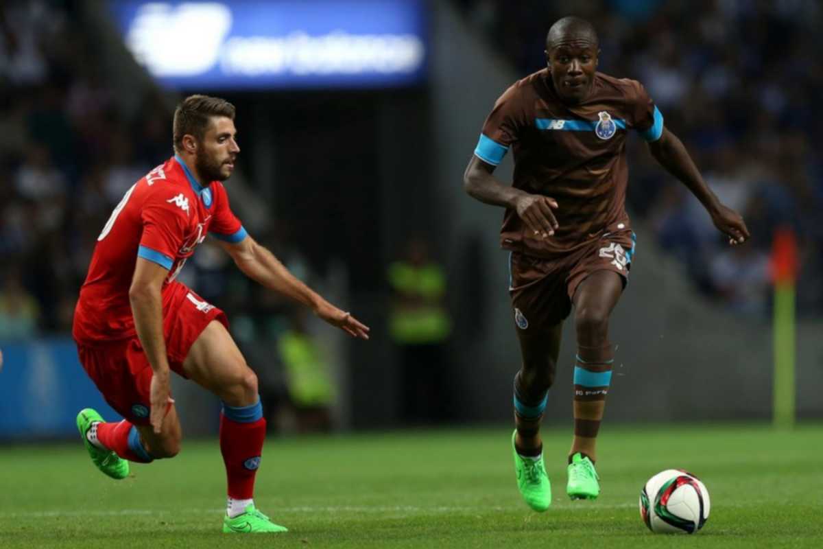 epa04877711 FC Porto's Giannelli Imbula (R) fights for the ball with SSC Napoli´s David López, during the friendly soccer match, on FC Porto presentation game to their supporters, at Dragao Stadium, in Porto, north of Portugal, 08 August 2015.  EPA