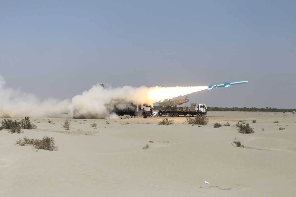 Δοκιμές βαλλιστικών πυραύλων σε στρατιωτικά γυμνάσια στο Ιράν