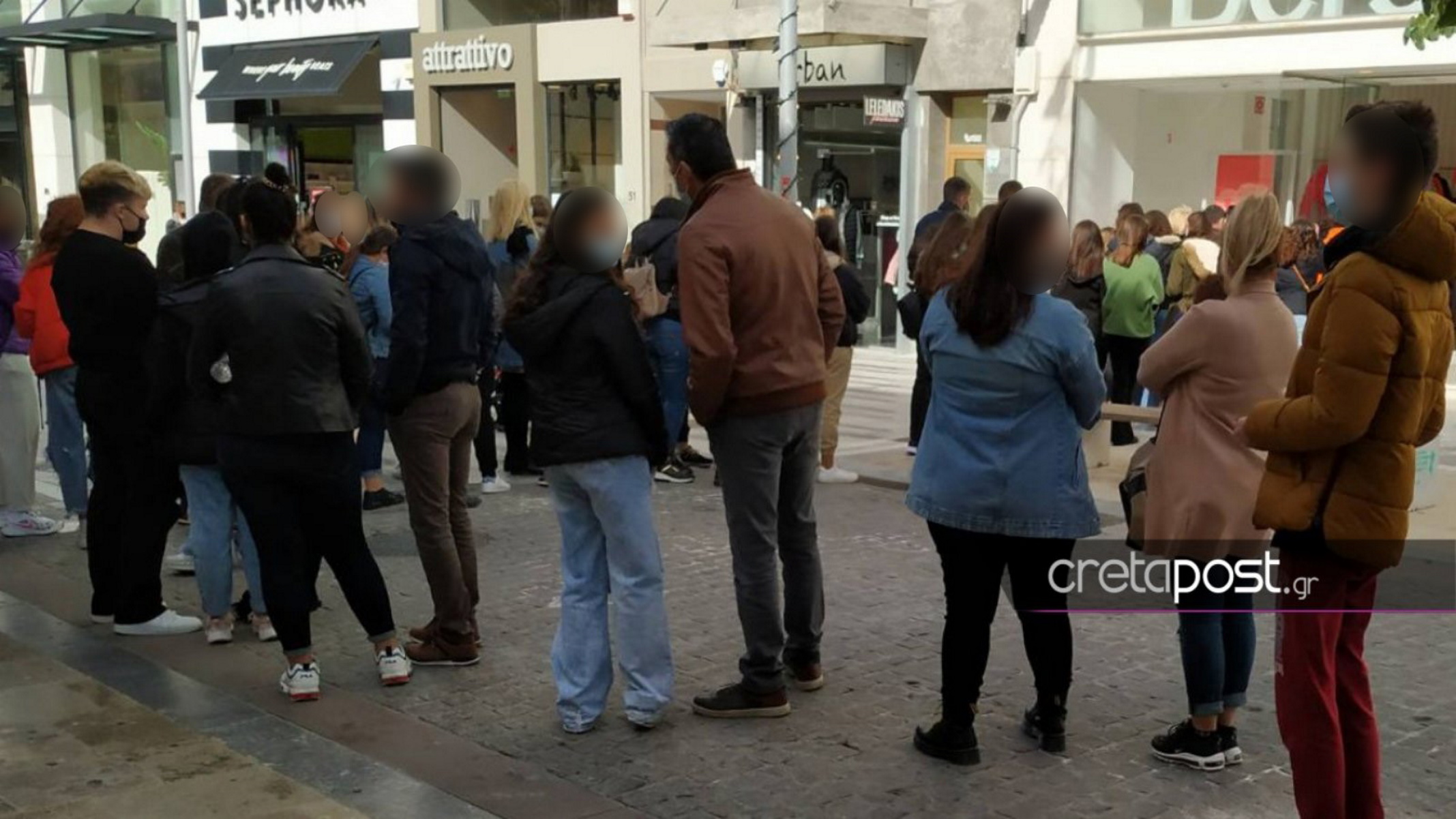 Κρήτη: Κυριακή με ανοιχτά μαγαζιά – Ουρές χωρίς αποστάσεις στα πολυκαταστήματα (pics)