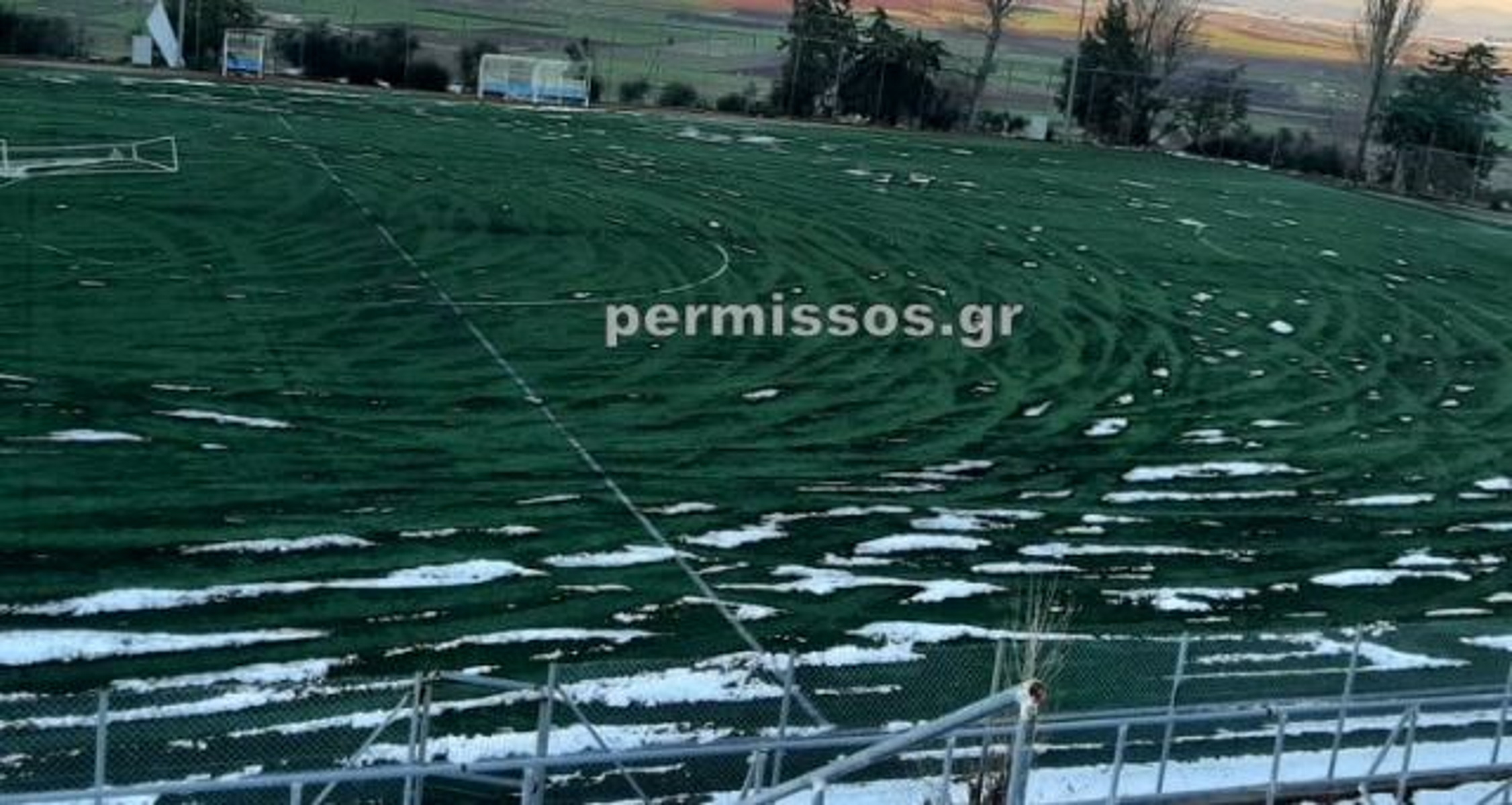 Βοιωτία: «Μπούκαραν» με αγροτικά σε δημοτικό γήπεδο και κατέστρεψαν τον τάπητα (pics)