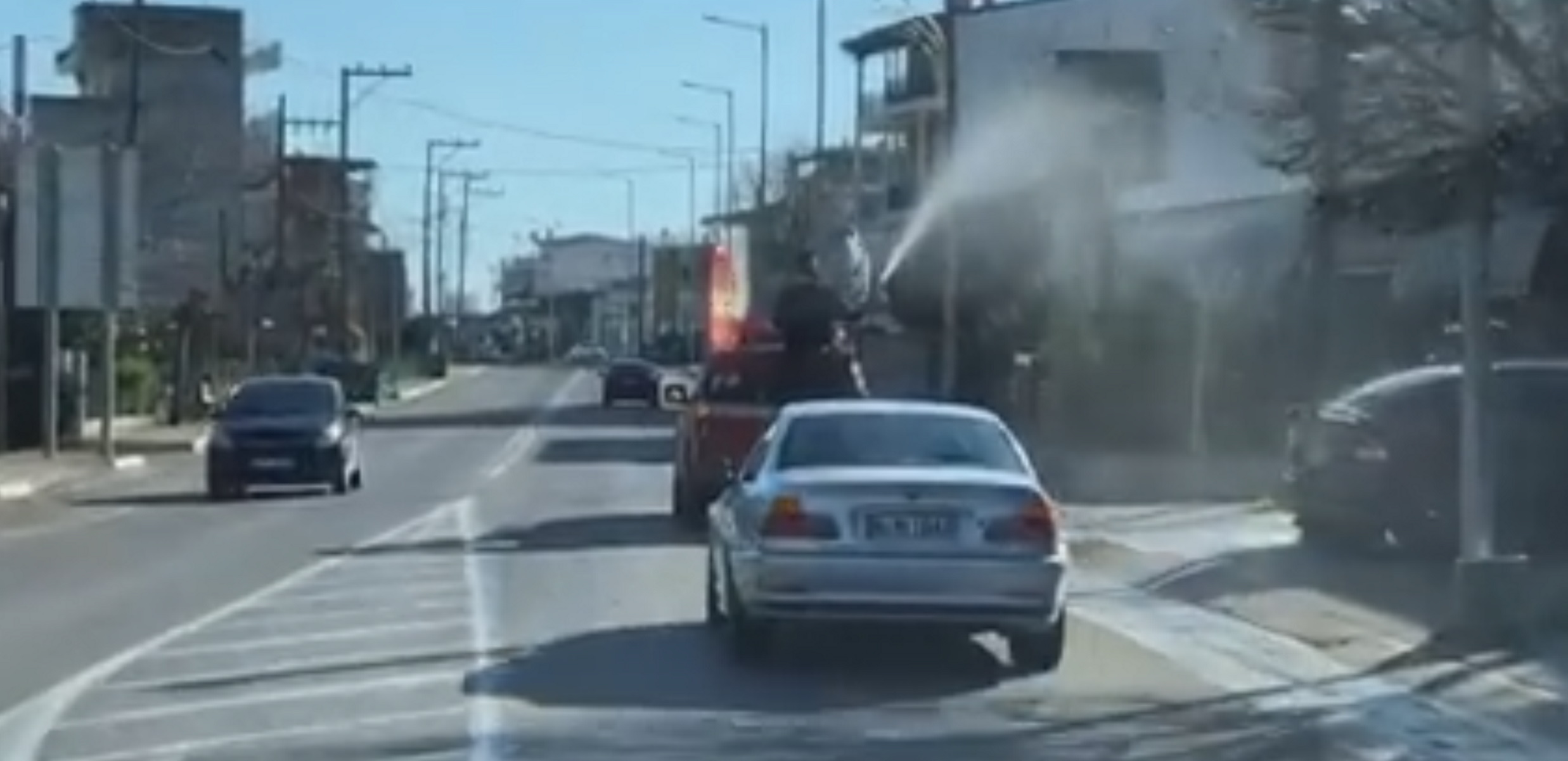 Εισαγγελική παρέμβαση για τον παπά που έριχνε Αγιασμό με μάνικα – Τι δηλώνει (video)