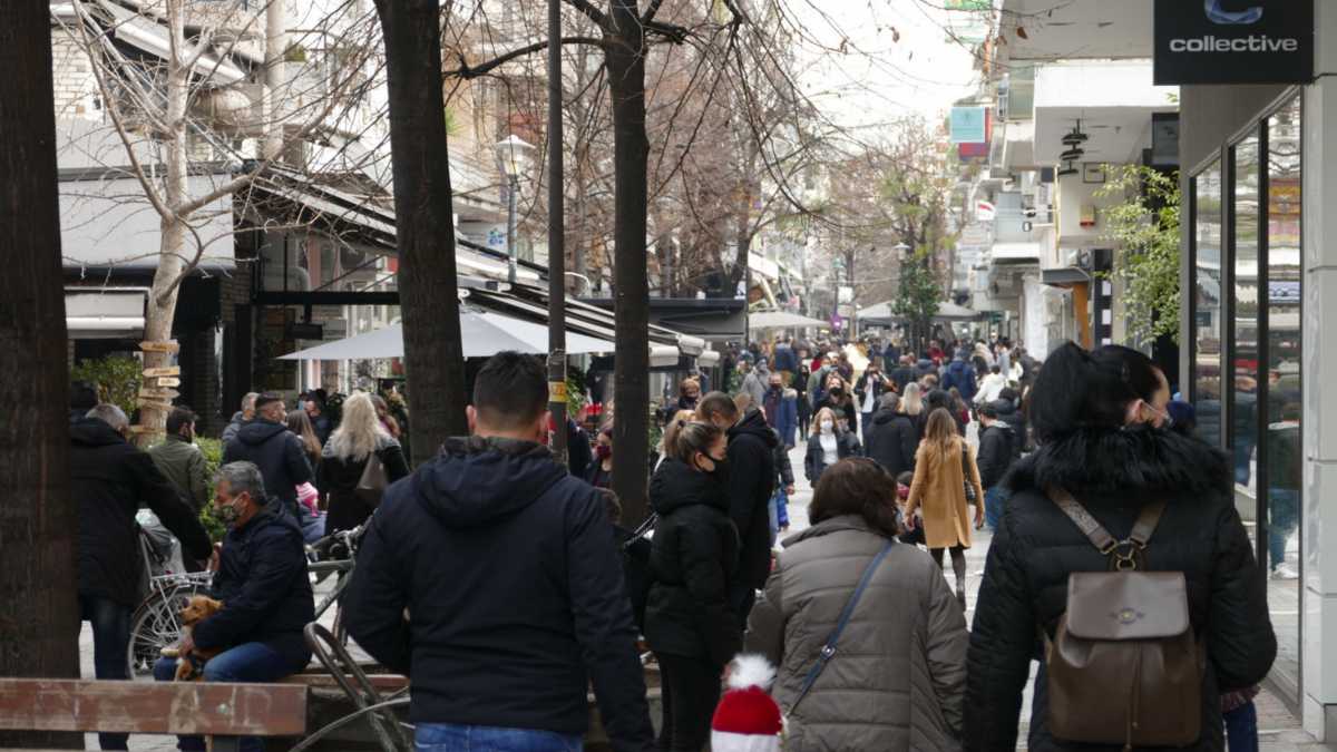 Λάρισα: Κοσμοπλημμύρα στο κέντρο – Βολτάρουν και ψωνίζουν «χωρίς αύριο» (pics)