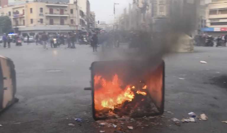 Λίβανος: Οργισμένα πλήθη έξω από σπίτια πολιτικών – Φωτιές, μολότοφ και καπνοί