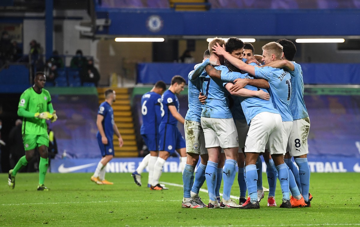 Soccer Football - Premier League - Chelsea v Manchester City - Stamford Bridge, London, Britain - January 3, 2021 Chelsea's Edouard Mendy looks dejected as Manchester City's Kevin De Bruyne celebrates scoring their third goal with teammates Pool via REUTERS