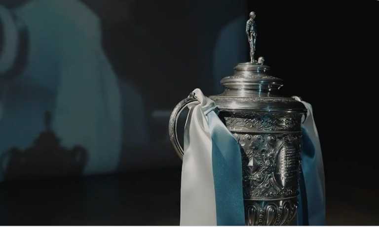 Μάντσεστερ Σίτι: Ο σεΐχης Μανσούρ αγόρασε το ιστορικό τρόπαιο του FA Cup (video)