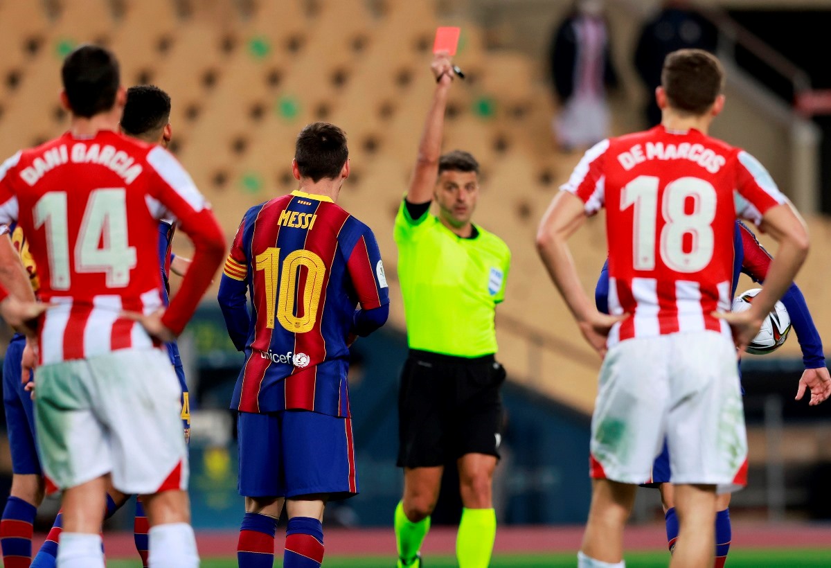 Soccer Football - Spanish Super Cup Final - FC Barcelona v Athletic Bilbao - Estadio La Cartuja de Sevilla, Seville, Spain - January 17, 2021 Barcelona's Lionel Messi is shown a red card by referee Jesus Gil Manzano REUTERS