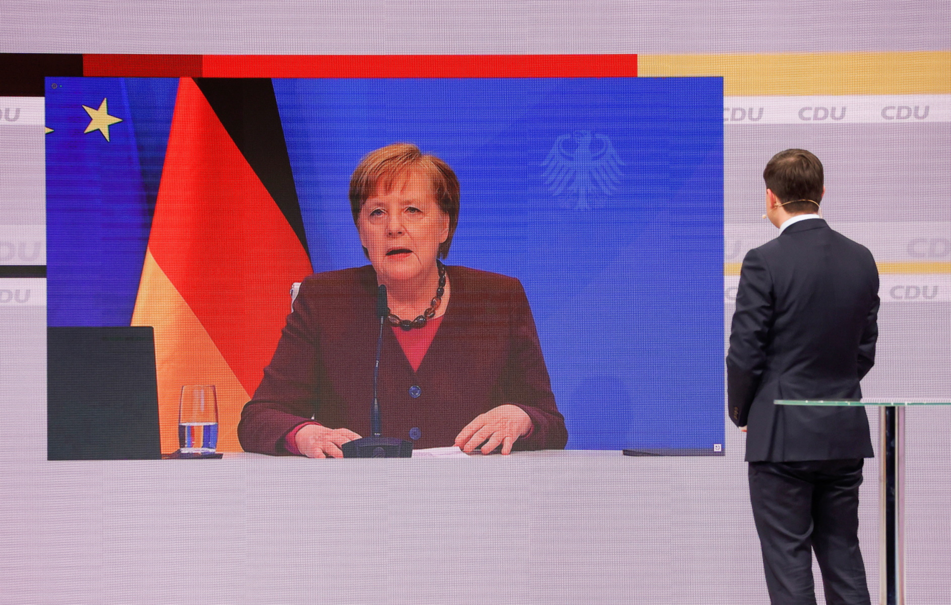 Ραντεβού Μέρκελ με την Ιστορία: Συγκίνηση στην αποχαιρετιστήρια ομιλία στο συνέδριο του CDU – Ποιον «έδειξε» για διάδοχο