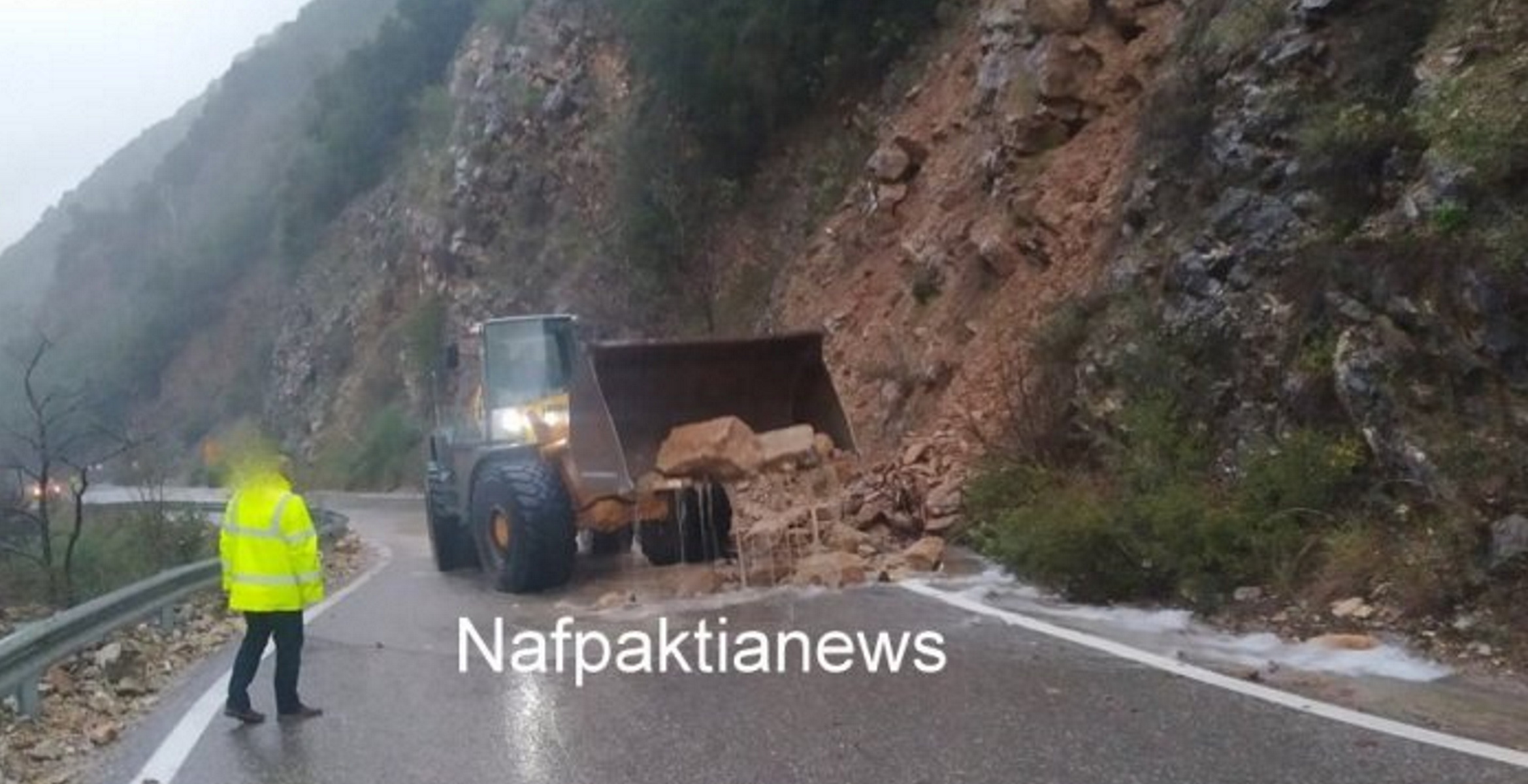 Αιτωλοακαρνανία: Η κακοκαιρία «χτυπά» και τη Ναύπακτο – Δρόμοι ποτάμια και κατολισθήσεις (pics, video)