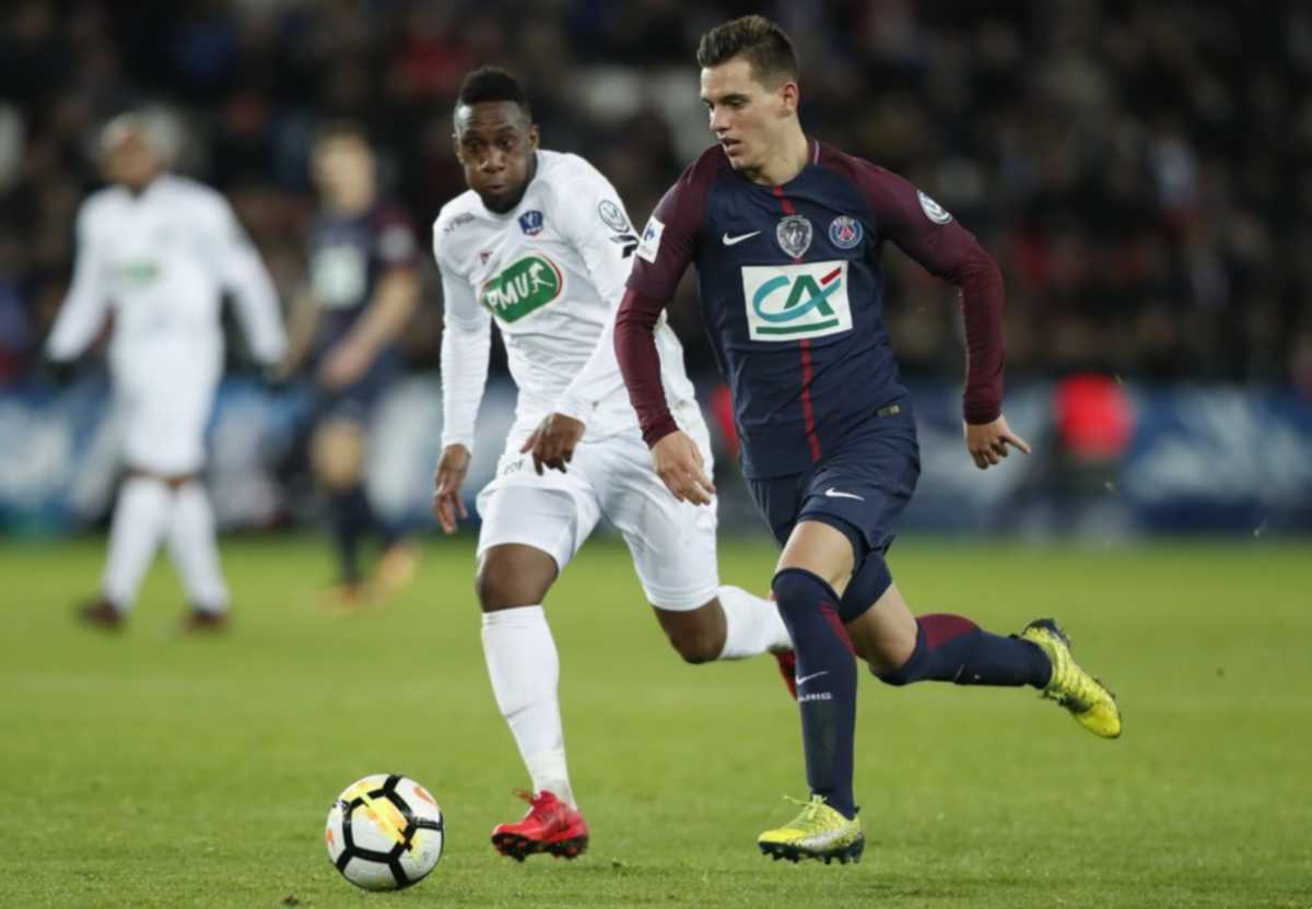 epa06471533 Paris Saint Germain's Giovani Lo Celso (R) in action with E.A. Guingamp's Yeni Atito Ngbakoto during the Coupe de France match between Paris Saint Germain an E.A. Guingamp in Paris, France, 24 January 2018.  EPA