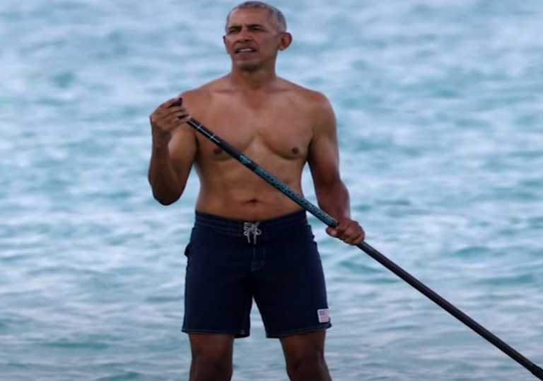 Ο Μπαράκ Ομπάμα κάνει paddleboarding στη Χαβάη και «ρίχνει» το Twitter (vid, pics)