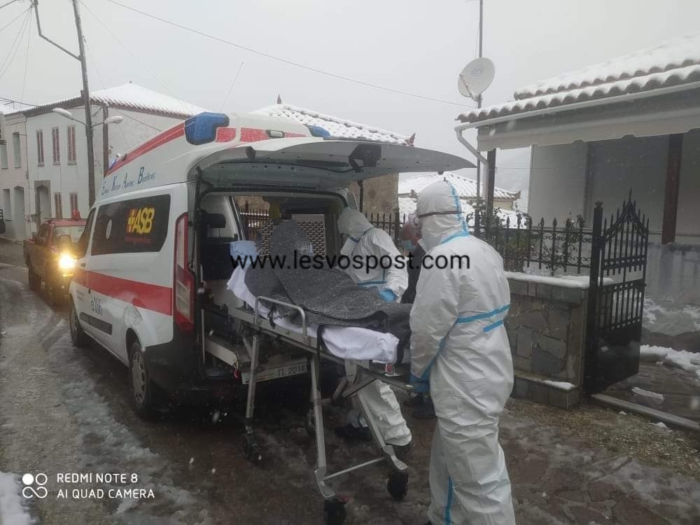 Λέσβος – Κορονοϊός: Διακομιδή γυναίκας με πυρετό στο νοσοκομείο – Η επιχείρηση στα χιόνια (pic)