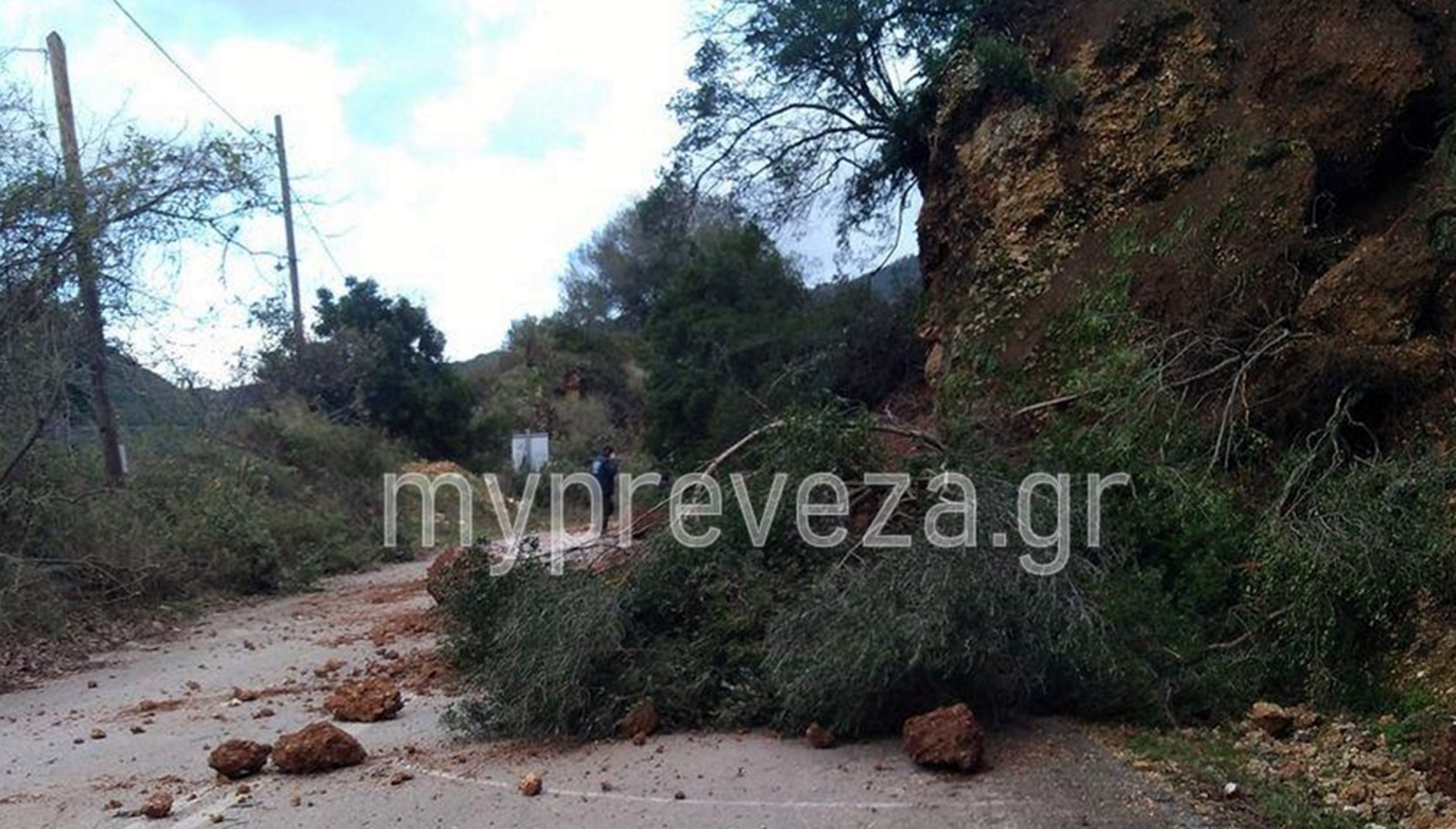 Καιρός – Πρέβεζα: Μεγάλοι βράχοι «ξεκόλλησαν» από το βουνό κι έκλεισαν δρόμο (pic)