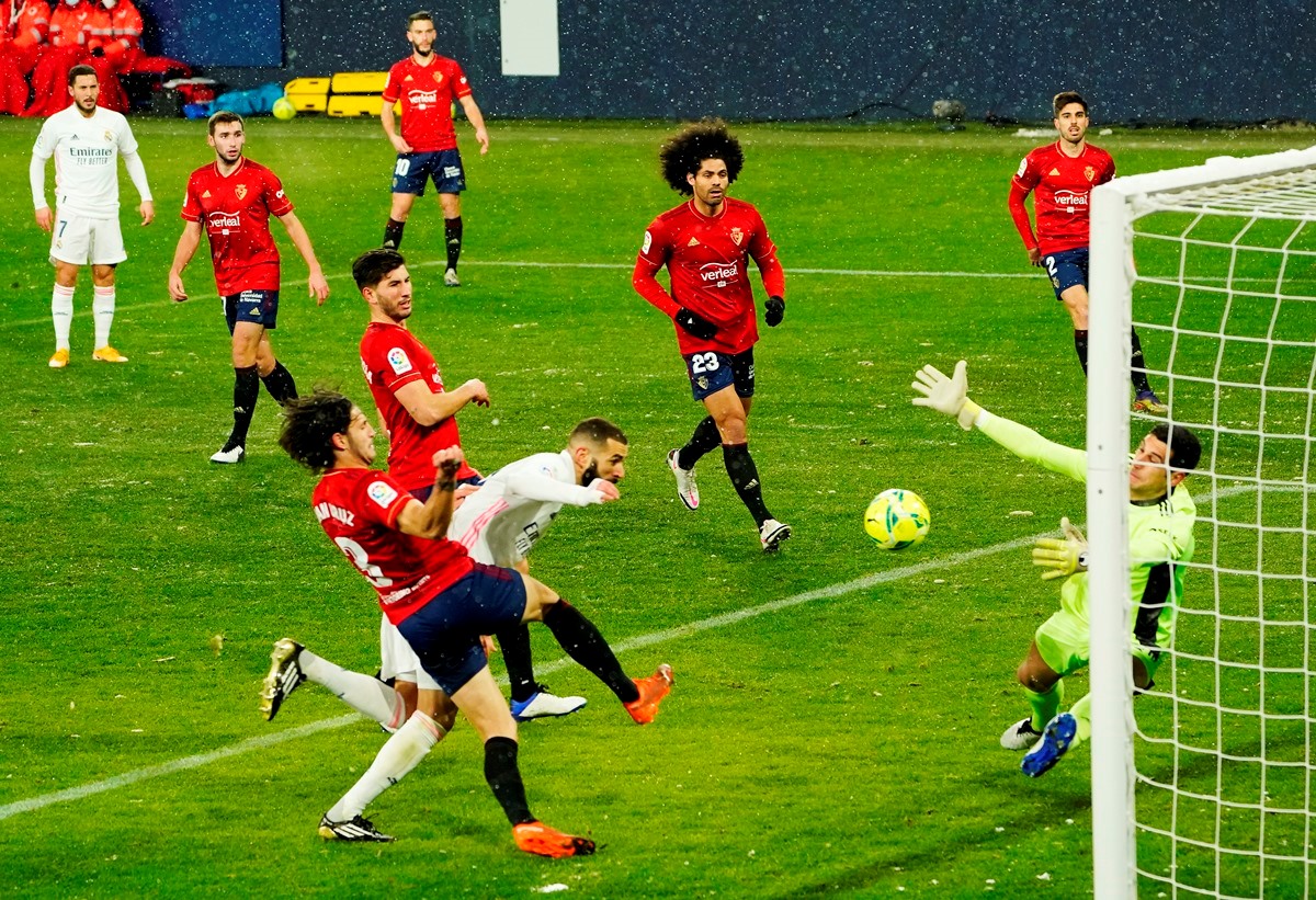 Soccer Football - La Liga Santander - Osasuna v Real Madrid - El Sadar Stadium, Pamplona, Spain - January 9, 2021 Real Madrid's Karim Benzema shoots at goal REUTERS