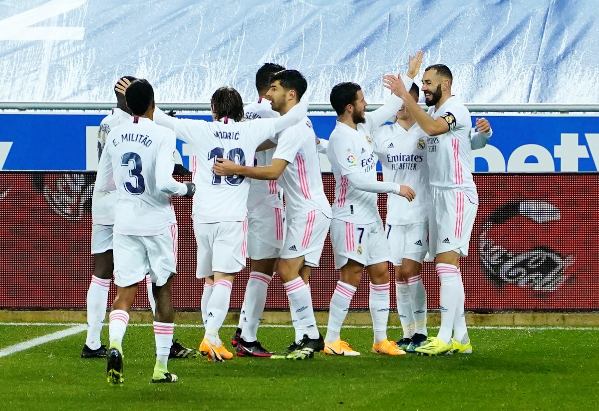 Soccer Football - La Liga Santander - Deportivo Alaves v Real Madrid - Estadio Mendizorroza, Vitoria-Gasteiz, Spain - January 23, 2021 Real Madrid's Karim Benzema celebrates scoring their second goal with with teammates REUTERS