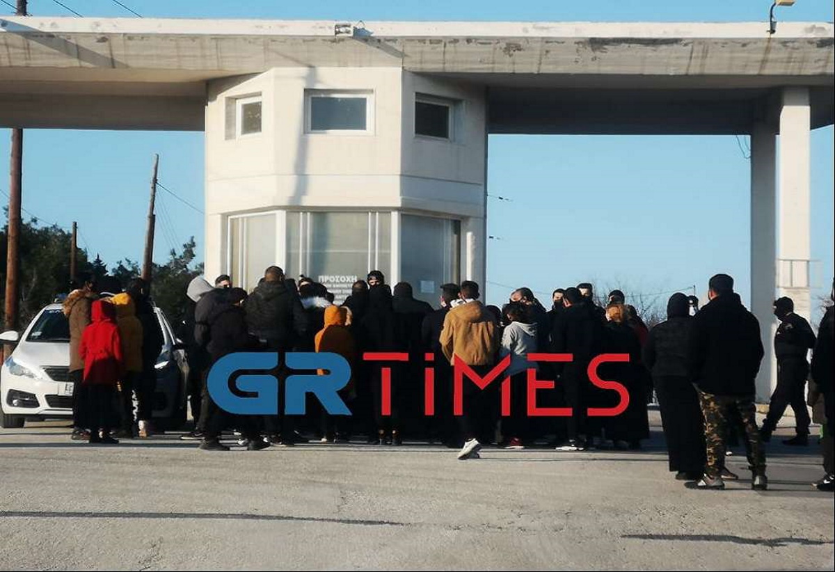 Ένταση σε κηδεία στη Θεσσαλονίκη: Δεκάδες τσιγγάνοι προσπαθούν να μπουν σε νεκροταφείο (video)