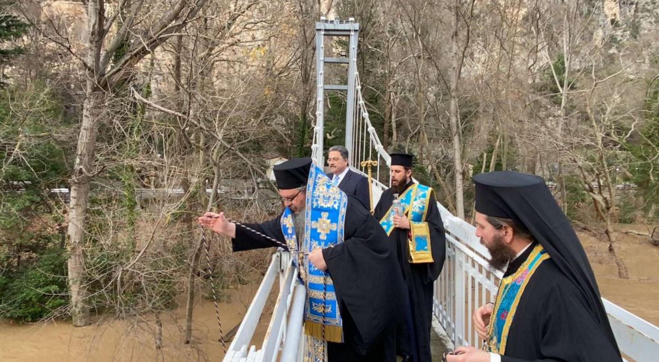 Τέμπη: Σχεδόν στα κρυφά αγίασε ο Μητροπολίτης Λάρισας τα ύδατα (pics)