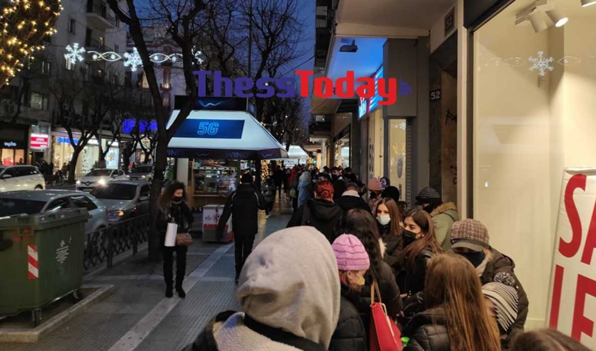 Θεσσαλονίκη: Όλη η πόλη στην ουρά – Πανικός στα μαγαζιά (pics)