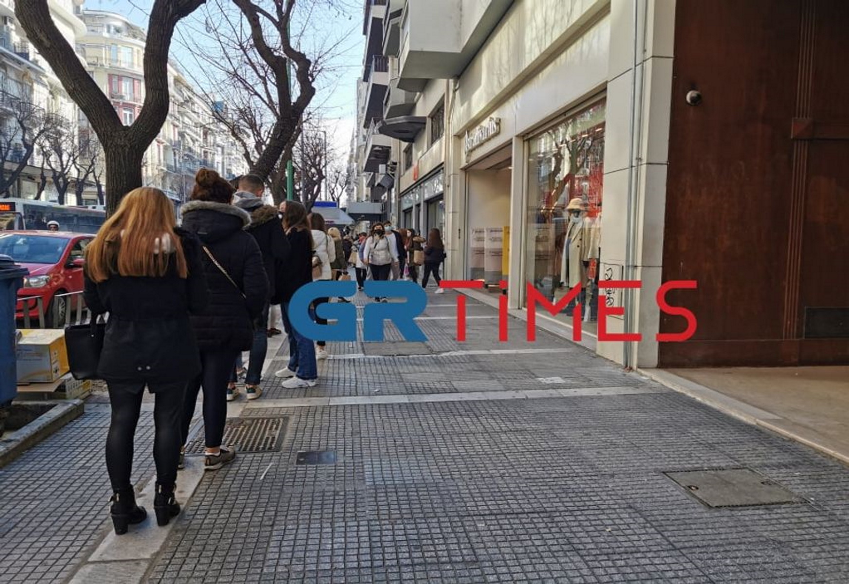 Θεσσαλονίκη: Μεγάλες ουρές στα καταστήματα – Χαμός για ρούχα, παπούτσια, κινητά (pics)