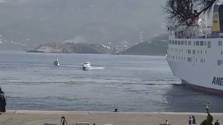 Αυτό είναι το σκάφος με τους Τούρκους που ζητούν άσυλο – Η στιγμή που μπαίνει στο λιμάνι της Σητείας (pics, video)