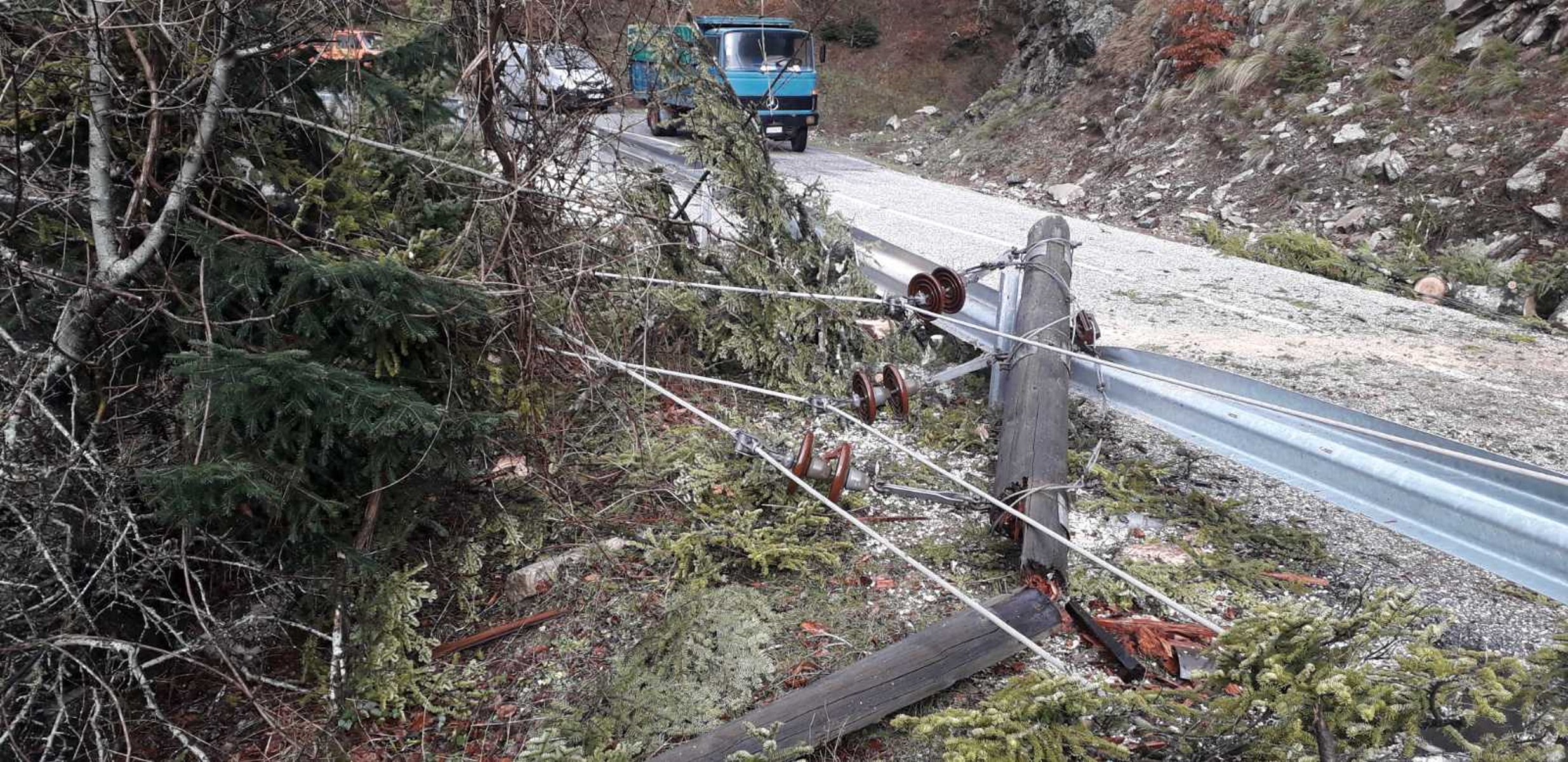 Τρίκαλα: Black out από την κακοκαιρία – Έσπασαν κολώνες της ΔΕΗ