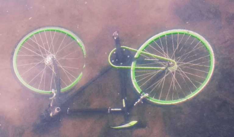 Βρήκε το κλεμμένο της ποδήλατο στο ποτάμι (pics)