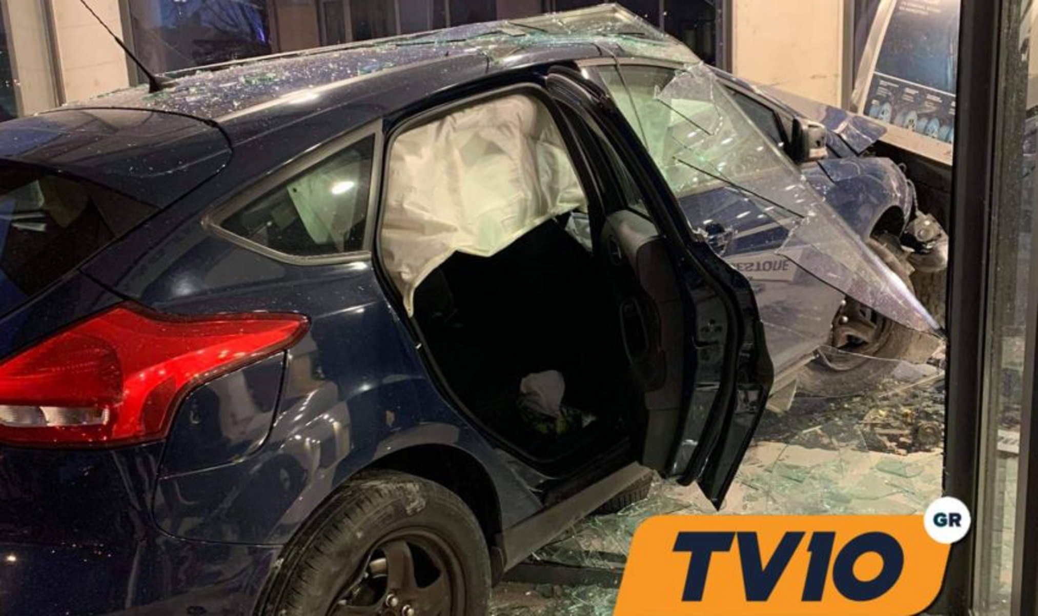 Σοκαριστικό τροχαίο στα Τρίκαλα: Αυτοκίνητο «καρφώθηκε» σε κατάστημα (pic)