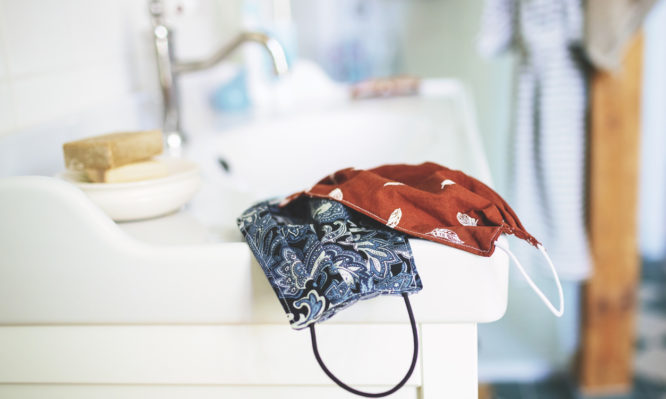 Κορονοϊός: Προστατεύουν καλύτερα οι δύο μάσκες; Τι λένε οι ειδικοί