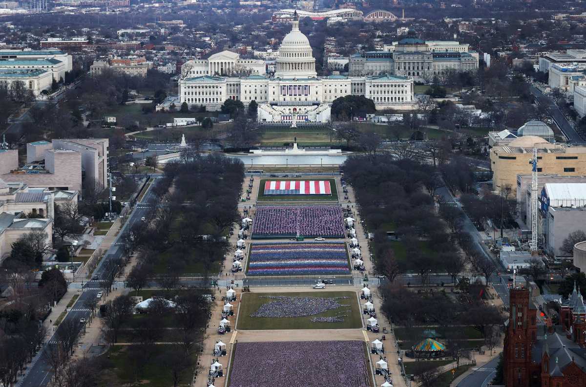 ΗΠΑ: Πυρετώδεις προετοιμασίες για την ορκωμοσία Μπάιντεν – 200.000 σημαίες έχουν στηθεί στην Ουάσινγκτον (pics)