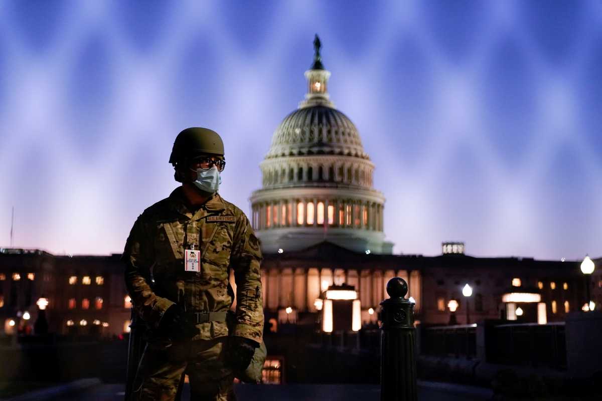 ΗΠΑ: Οπλισμένη η Εθνοφρουρά περιμένει στην Ουάσινγκτον τους οπαδούς του Τραμπ (pics)