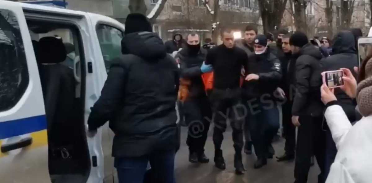 Τρόμος στην Ουκρανία: Βγήκε γυμνός στο δρόμο με το κομμένο κεφάλι του πατέρα του