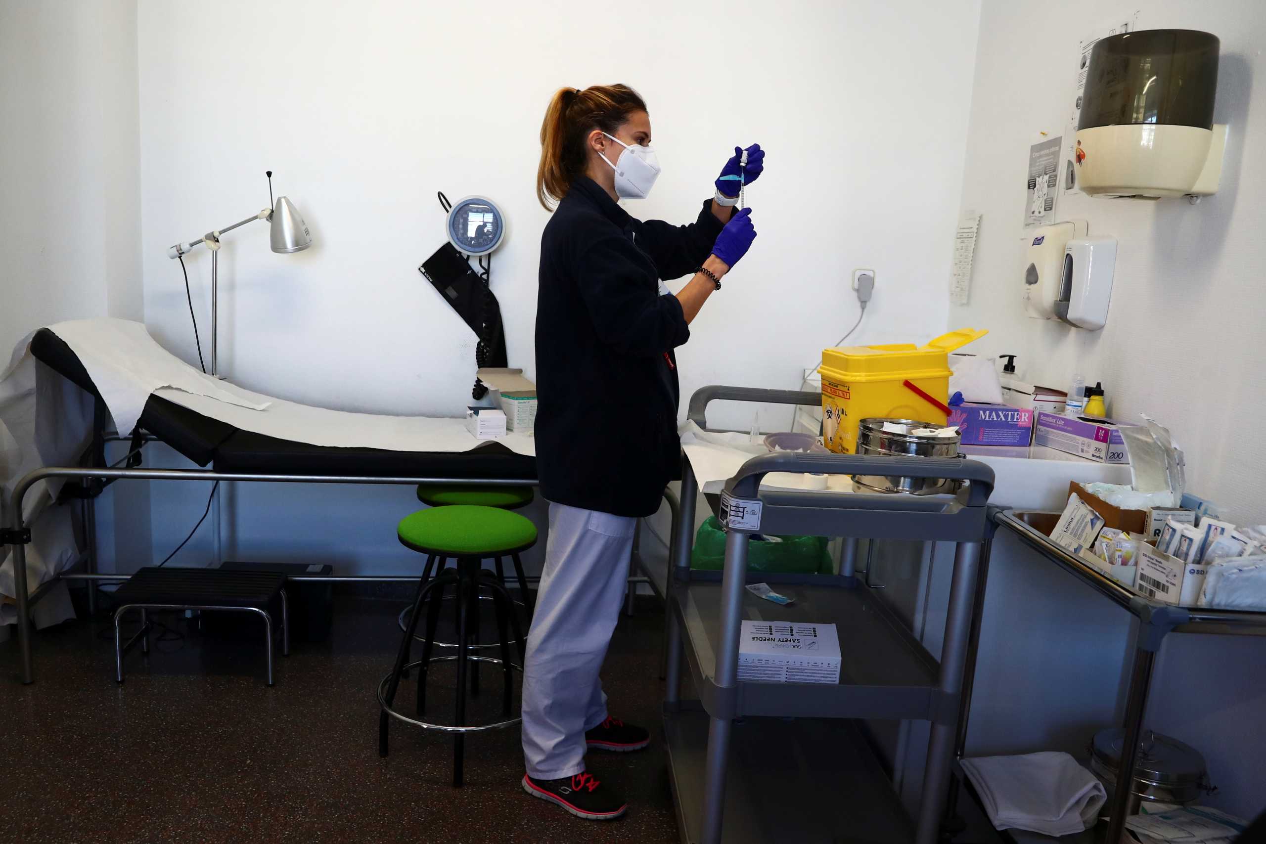 Nurse Laura Bonillo fills a syringe with a dose of the Pfizer-BioNTech COVID-19 vaccine, as the coronavirus disease (COVID-19) outbreak continues, at Fuentelarreina primary healthcare centre in Madrid, Spain January 18, 2021. REUTERS