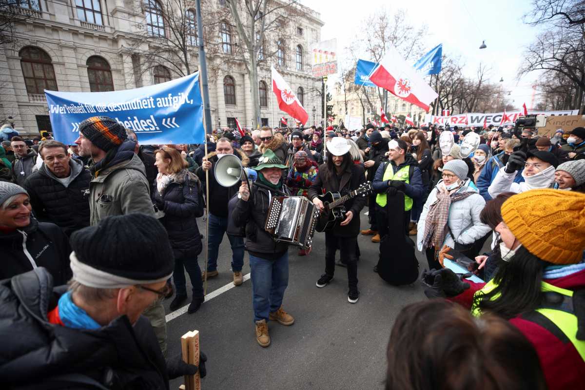 Αυστρία: Χιλιάδες διαδηλωτές στη Βιέννη κατά των μέτρων για τον κορονοϊό (pics)
