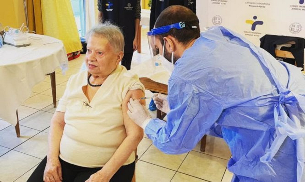 Εμβολιασμοί Covid: Η 95χρονη κυρία Δέσποινα η πρώτη ηλικιωμένη που εμβολιάστηκε σε γηροκομείο